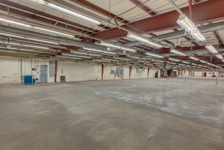 More Photos Of 970 NE 21st Ct, Oak Harbor Manufacturing For Lease