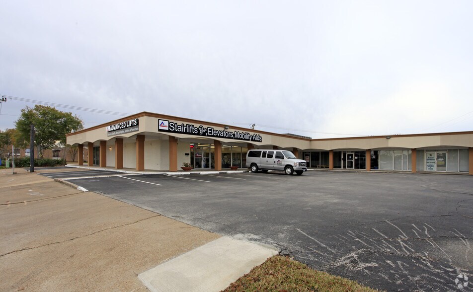 Primary Photo Of 18018-18030 Nassau Bay Dr, Houston Freestanding For Lease