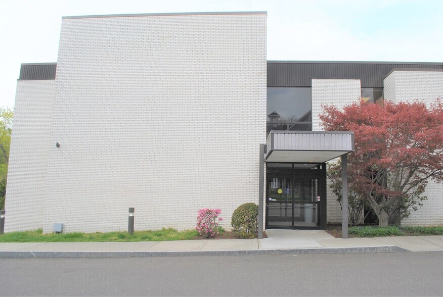 More Photos Of 4 Dearfield Dr, Greenwich Medical For Lease