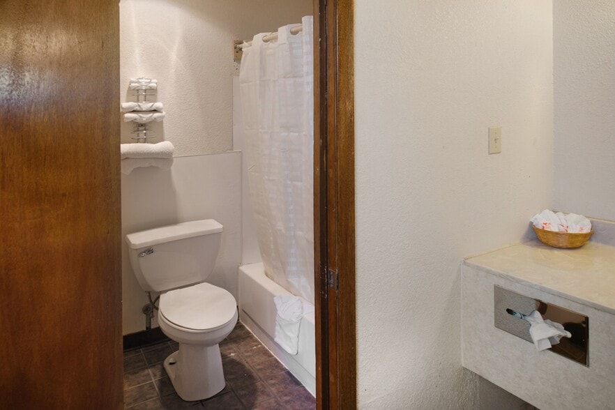 More Photos Of 823 NE Hwy 54, Guymon Hotel For Sale