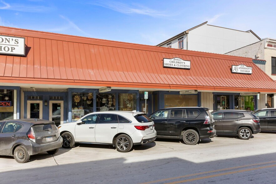 More Photos Of 111-123 Jefferson Ave, Naperville Storefront For Lease