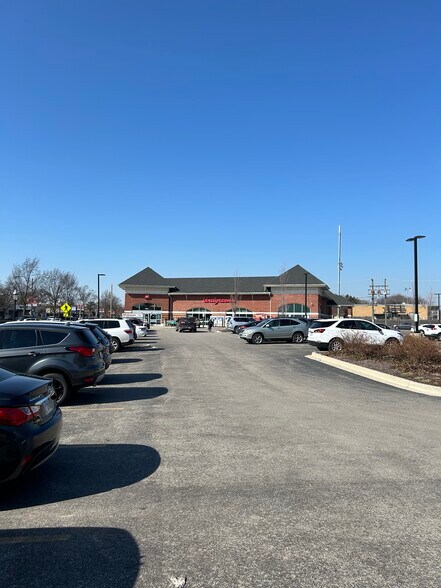 More Photos Of 800 Devon Ave, Park Ridge General Retail For Lease