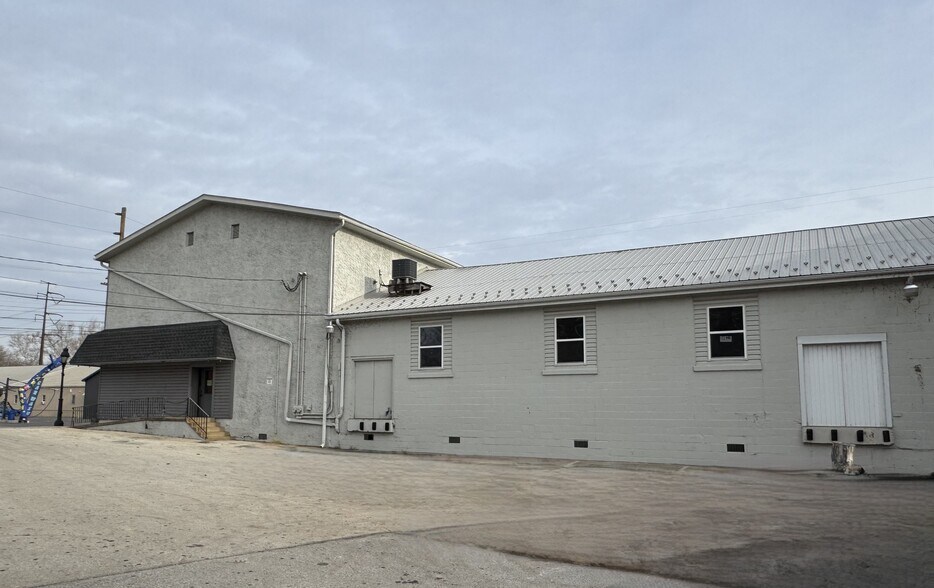 More Photos Of 16 E Bridge St, Spring City Warehouse For Lease