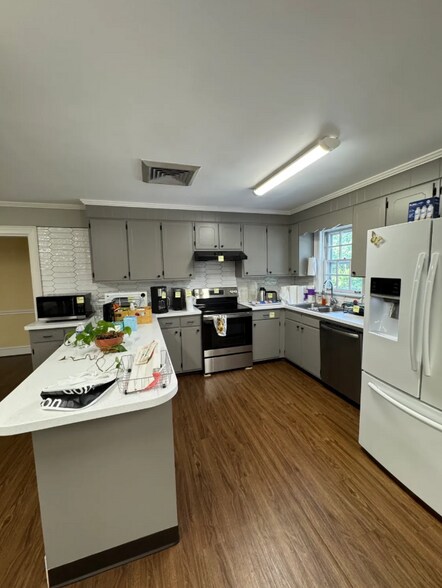 More Photos Of 9112 Virginia Ave, Bassett Office For Sale