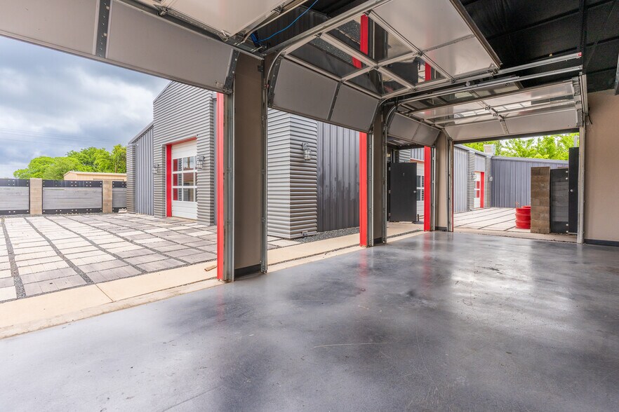 More Photos Of 2795 SW Wilshire Blvd, Burleson Flex For Lease