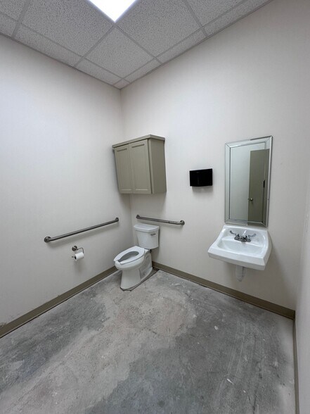 More Photos Of 1400 E Jasmine Ave, McAllen Showroom For Lease