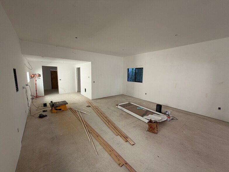 More Photos Of 342 S Broadway St, Estacada General Retail For Lease
