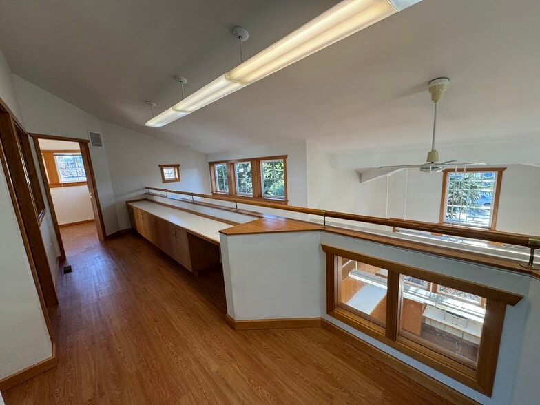 More Photos Of 301 W Blackburn Rd, Mount Vernon Office For Lease