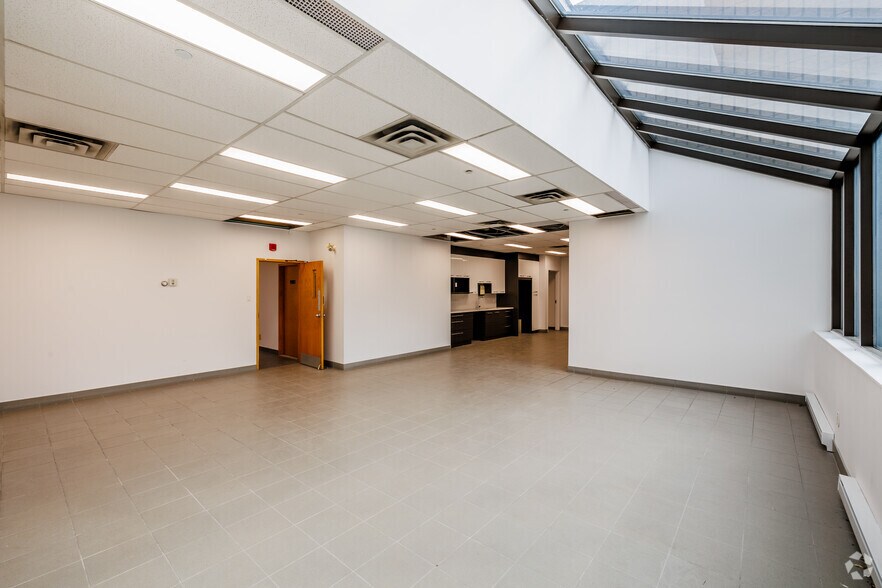 More Photos Of 1660-1700 Boul Hymus, Dorval Warehouse For Lease