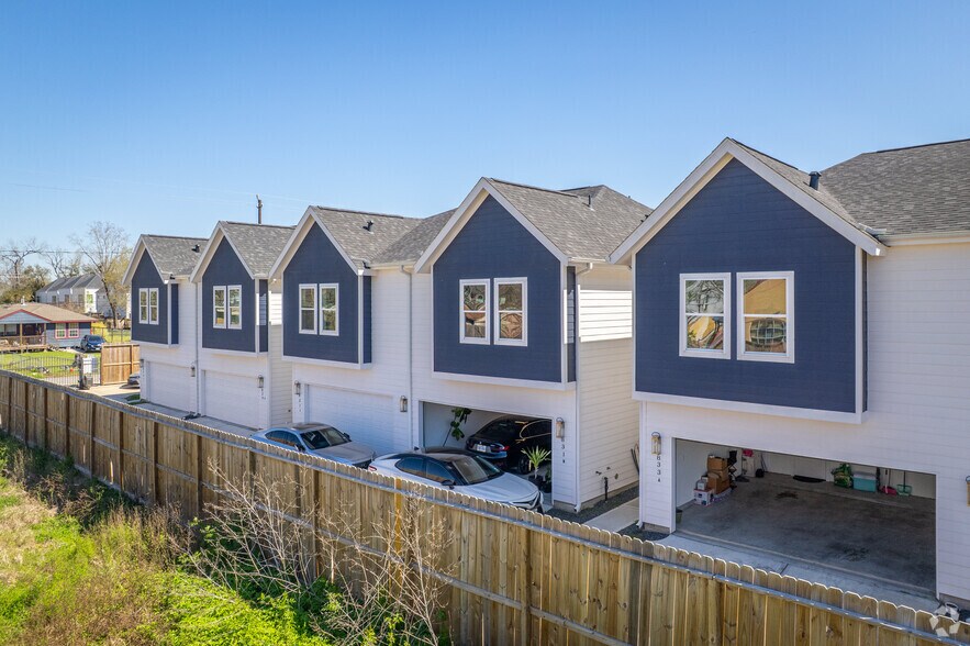 Primary Photo Of 829 - 835 Paul Quinn, Houston Apartments For Sale