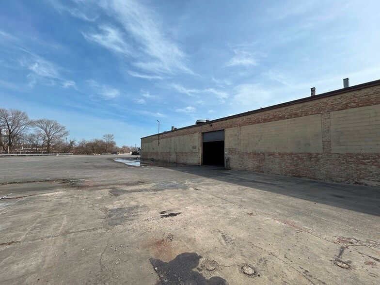 More Photos Of 2942-2950 N Western Ave, Chicago Manufacturing For Lease
