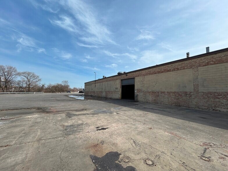 More Photos Of 2950 N Western Ave, Chicago Manufacturing For Lease