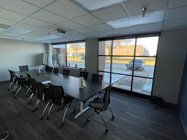 More Photos Of 11001-11071 Aurora Ave, Urbandale Flex For Lease