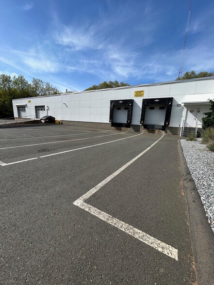 More Photos Of 6 Britton Dr, Bloomfield Warehouse For Lease