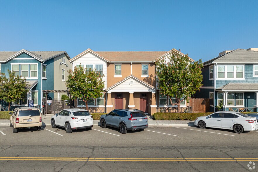 More Photos Of 1702 L St, Fresno Apartments For Sale