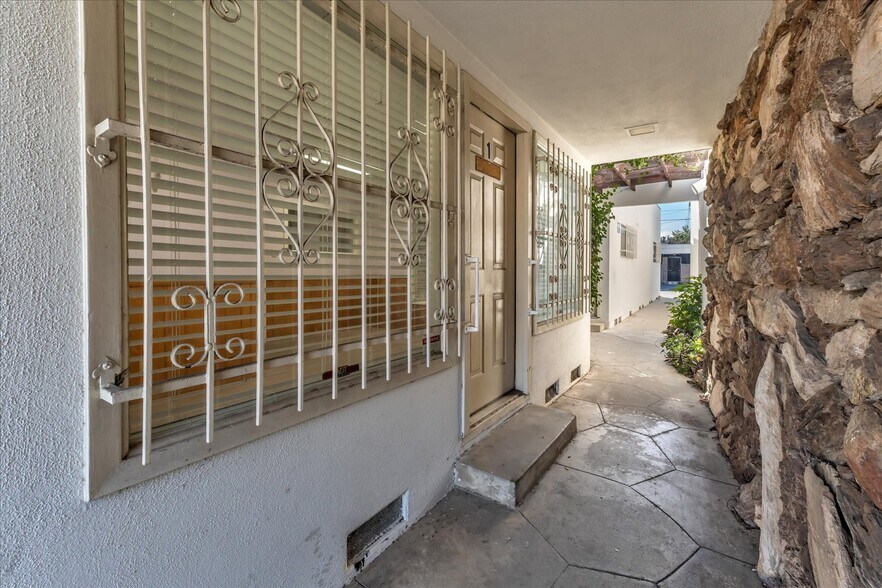 More Photos Of 18032 Ventura Blvd, Encino Medical For Lease