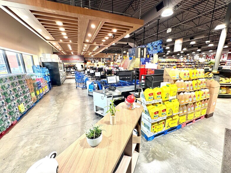 More Photos Of 96 Grove St, Waterbury Supermarket For Sale
