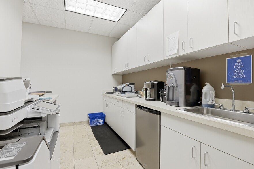 More Photos Of 3911 Castlevale Rd, Yakima Office For Lease