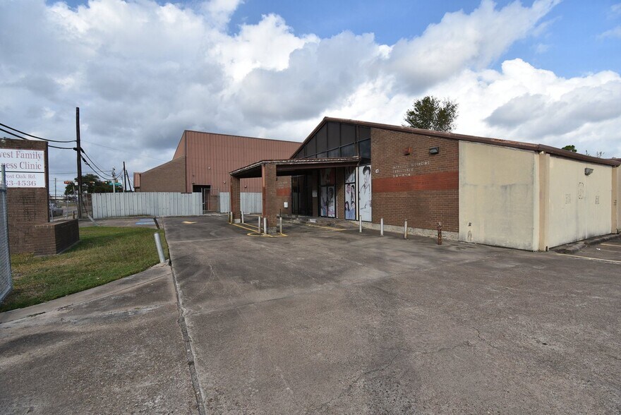 More Photos Of 14215 S Post Oak Rd, Houston Freestanding For Sale