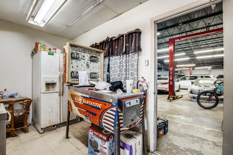 More Photos Of 301 E Walnut St, Garland Warehouse For Sale