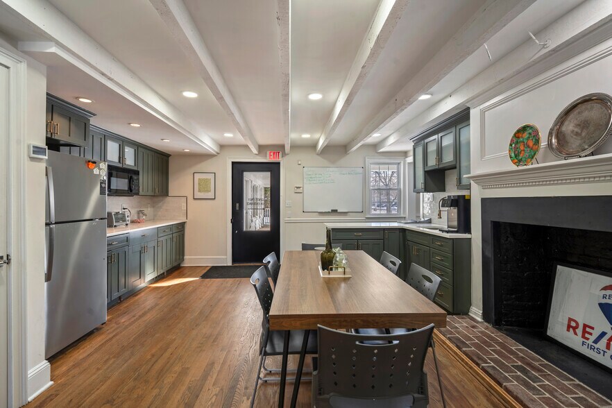 More Photos Of 113 tindall Rd, Middletown Office For Sale