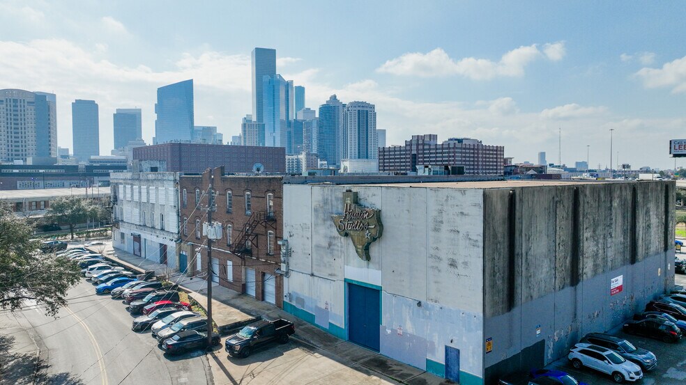 Primary Photo Of 707-717 Walnut St, Houston Warehouse For Sale