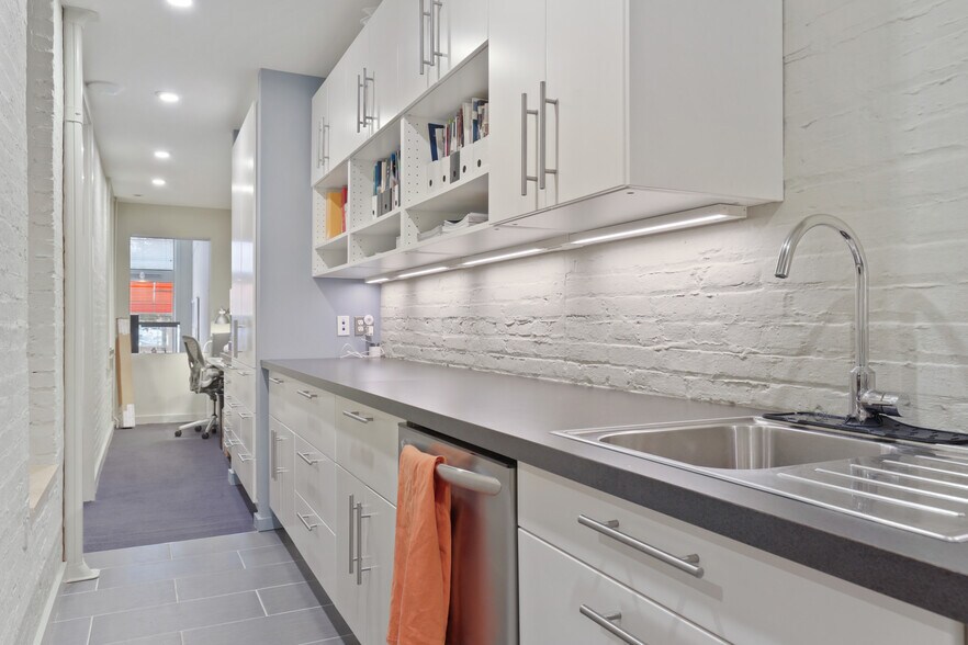 More Photos Of 1019 Cathedral St, Baltimore Office Residential For Sale