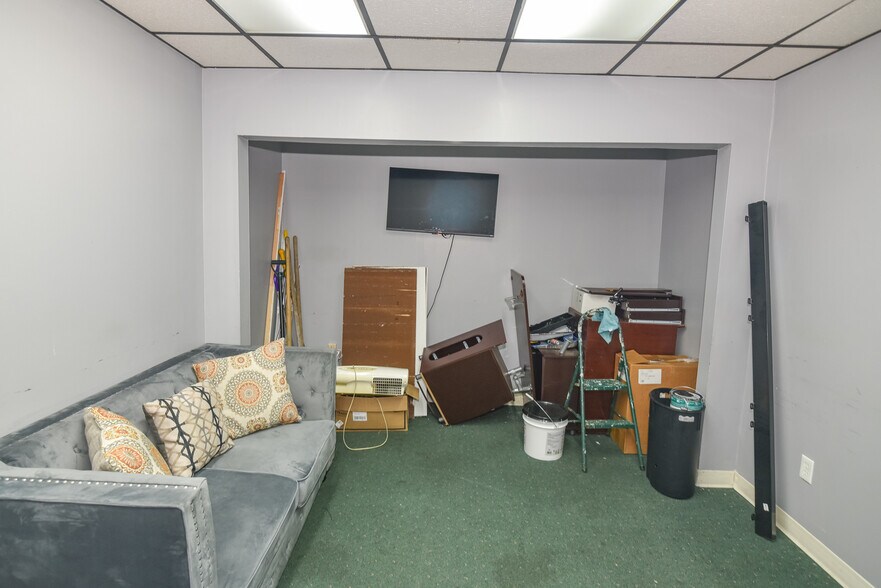 More Photos Of 5900 York Rd, Baltimore Storefront Retail Office For Sale