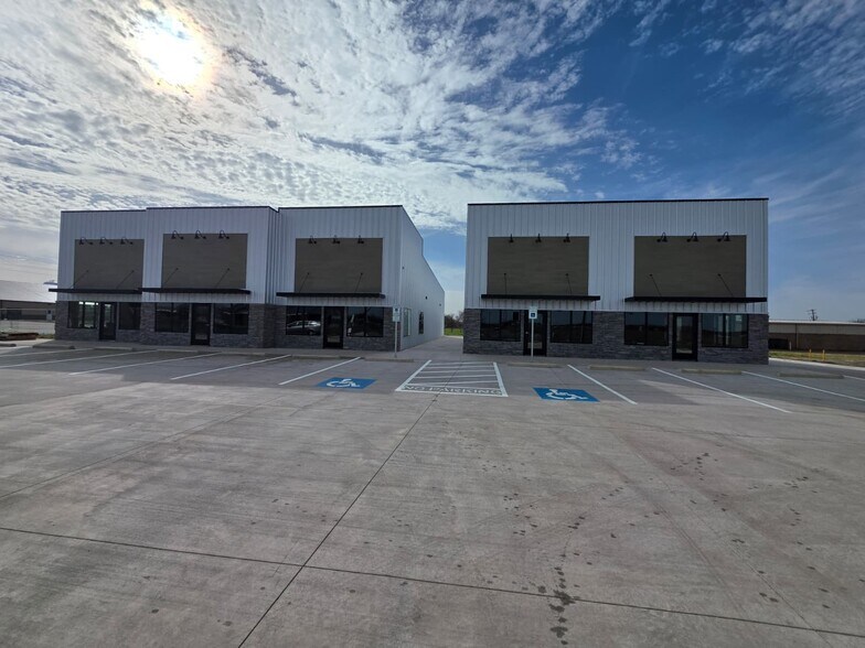 More Photos Of 1205 Quinlan Pkwy, Quinlan Storefront For Lease