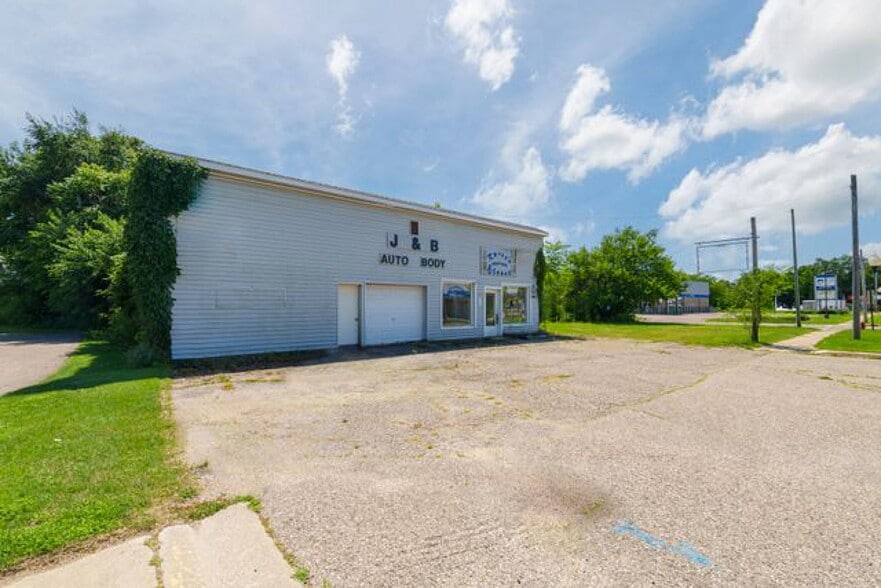 More Photos Of 210 W Main St, Hartford Freestanding For Sale