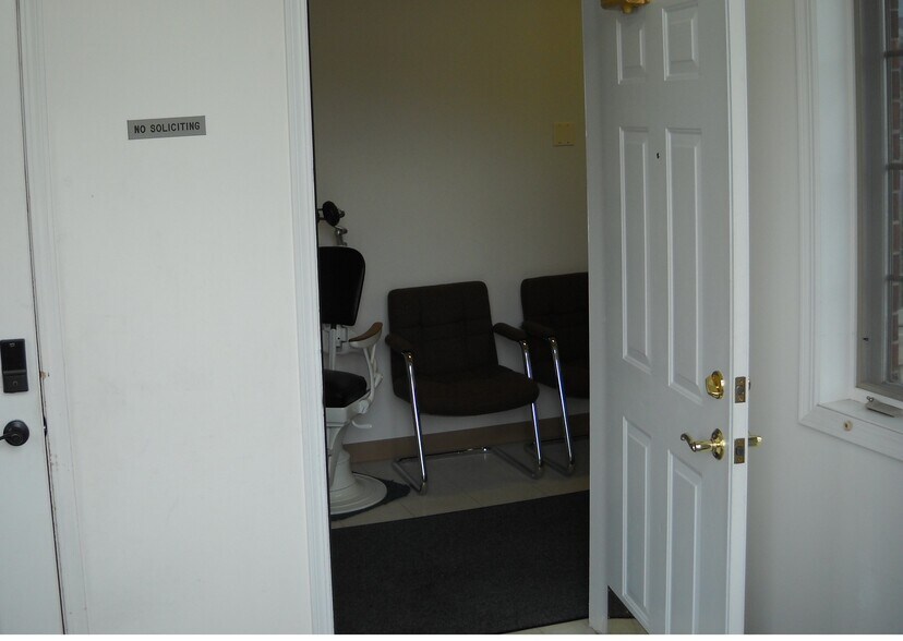 More Photos Of 2400 Ravine Way, Glenview Office For Lease