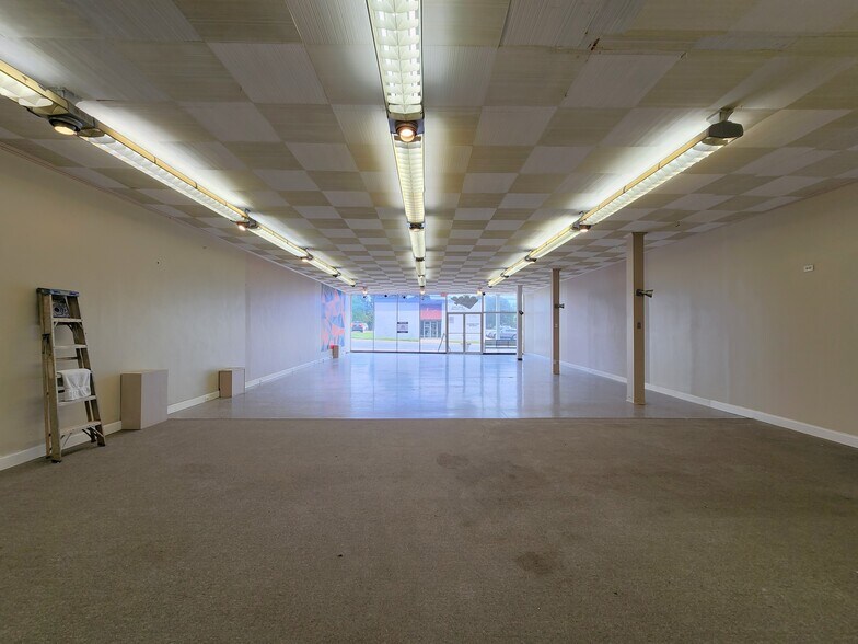 More Photos Of 206 E Main St, Rockwell Storefront Retail Office For Lease