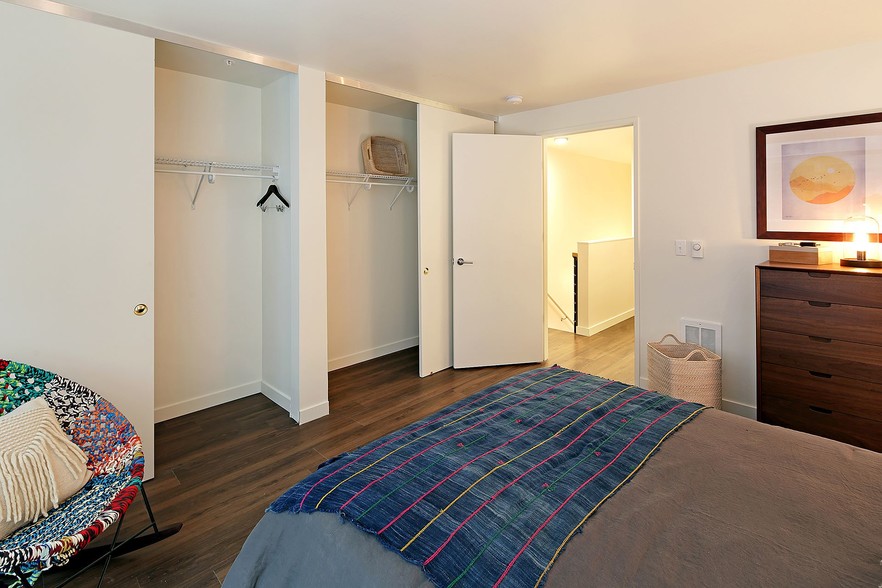 More Photos Of 900 NE 65th St, Seattle Apartments For Lease