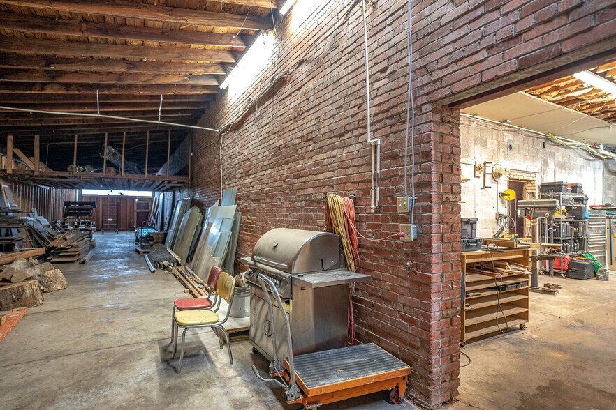 More Photos Of 1611 Washington St, Alexandria Showroom For Sale
