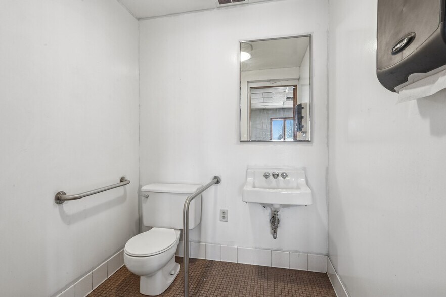 More Photos Of 1010 N Ashland Ave, Green Bay Flex For Sale