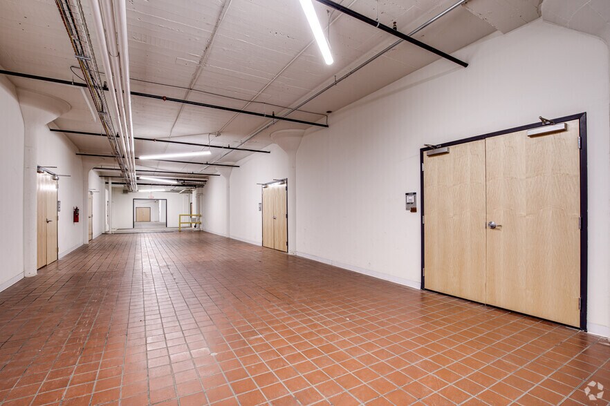 More Photos Of 2327 Wycliff St, Saint Paul Manufacturing For Lease