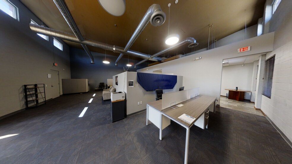 More Photos Of 7825 E Gelding Dr, Scottsdale Light Distribution For Lease