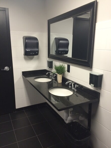 More Photos Of 254 Chapman Rd, Newark Office For Lease