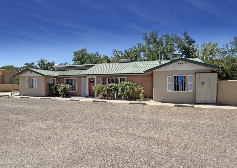 Primary Photo Of 700 Montano Rd NW, Albuquerque Freestanding For Sale
