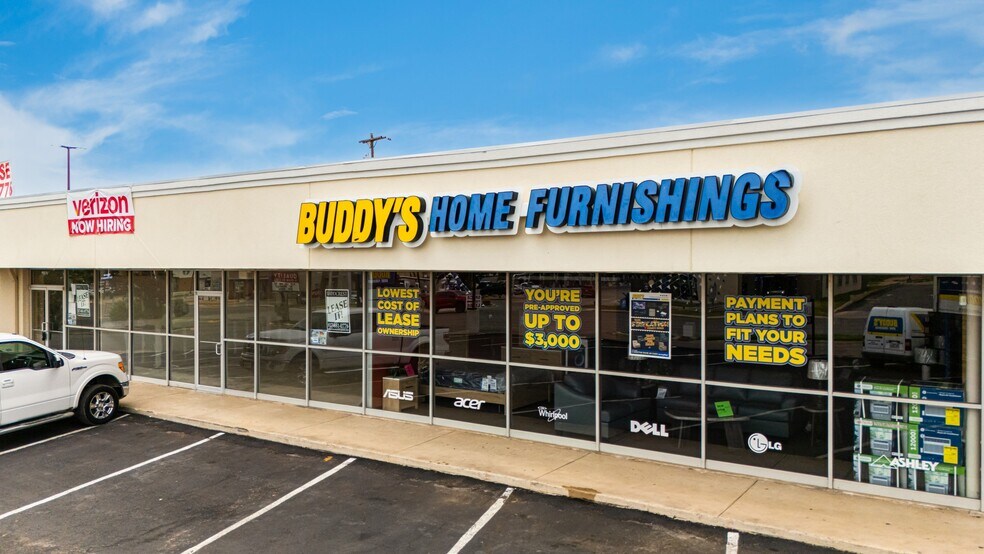 More Photos Of 600-612 E Main St, Uvalde Storefront For Lease