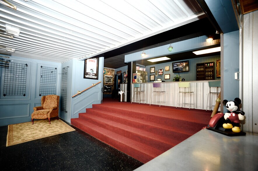 More Photos Of 424 W Main St, Denison Storefront Retail Office For Sale