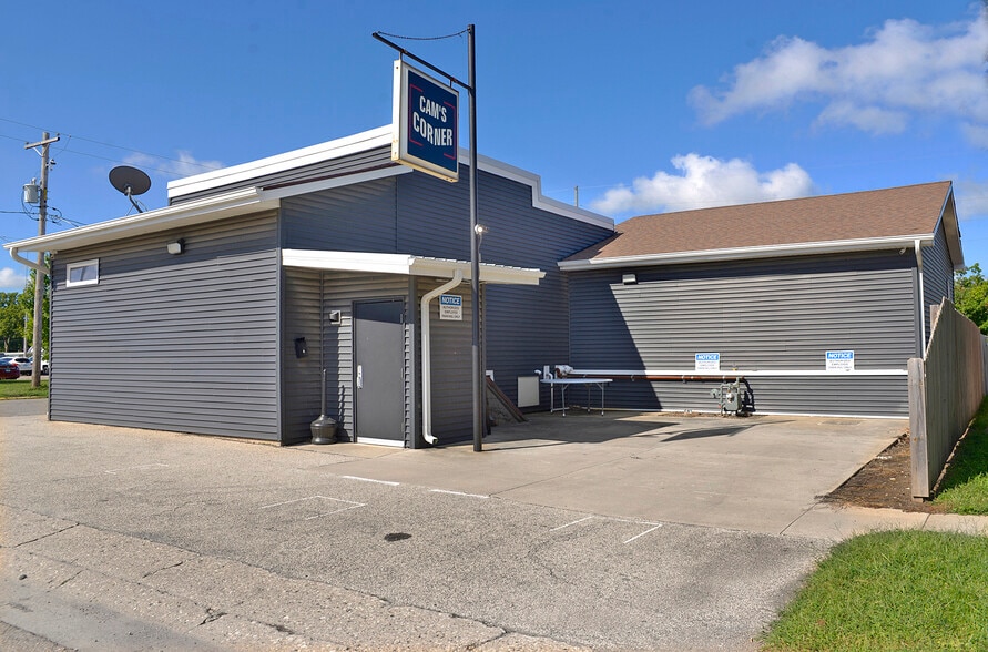 More Photos Of 221 20th Ave, Ottawa Bar For Sale