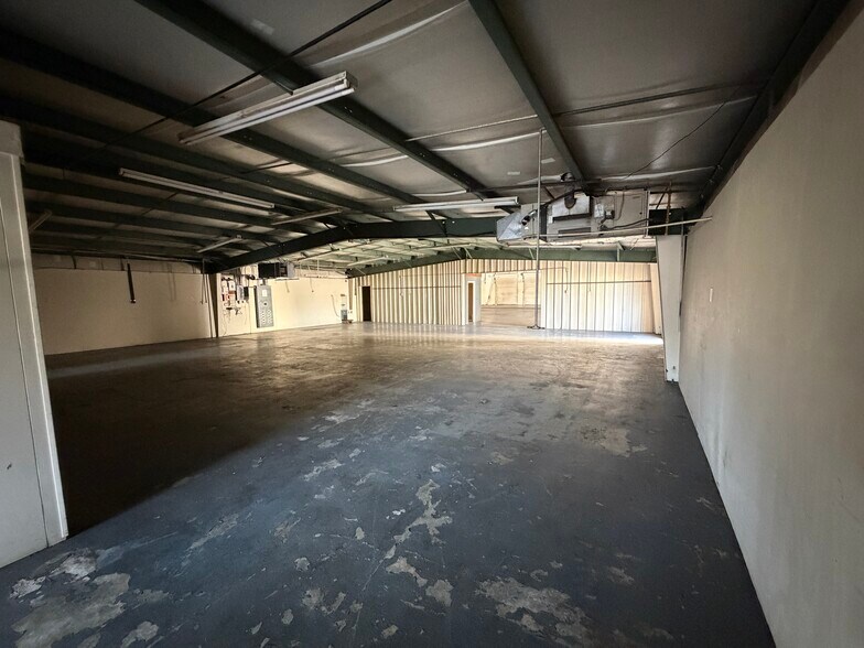 More Photos Of 1913 US 41 Hwy SW, Calhoun Flex For Lease