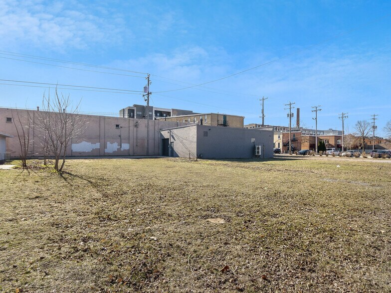 More Photos Of 414 N Chestnut Ave, Green Bay Specialty For Sale