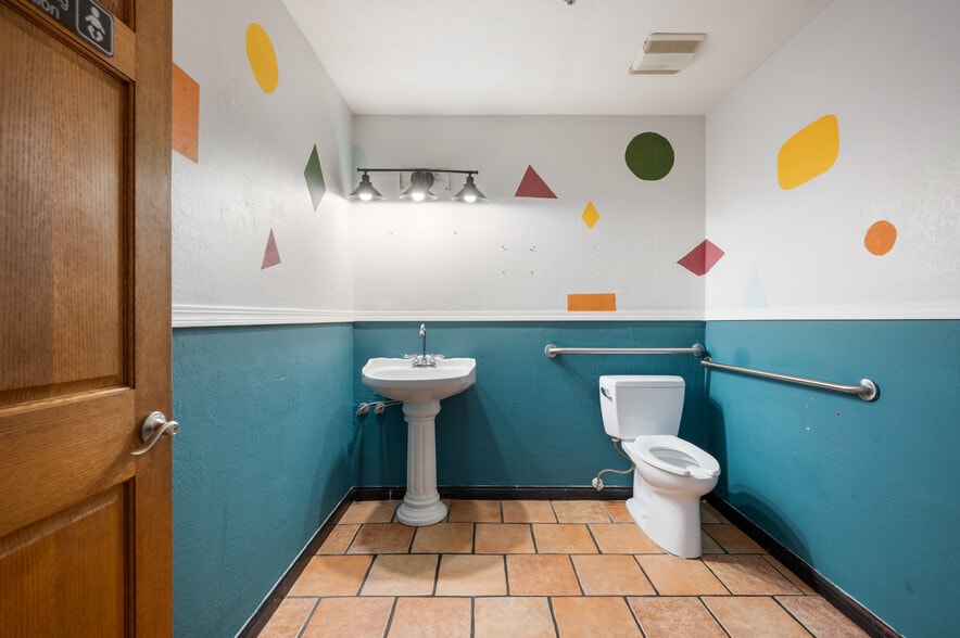 More Photos Of 108 S Walnut St, Muncie Office For Sale