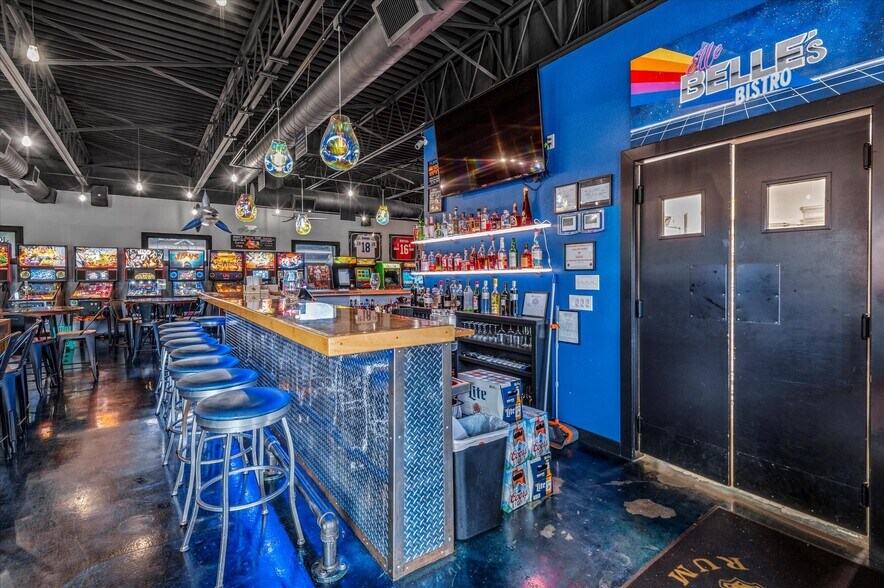 More Photos Of 622 SE Frank Phillips Blvd, Bartlesville General Retail For Sale