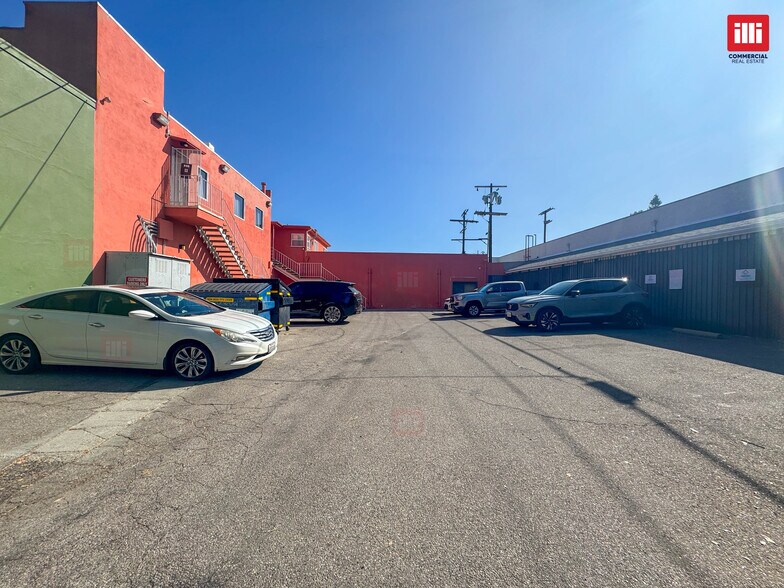More Photos Of 21144-21146 Ventura Blvd, Woodland Hills Storefront Retail Office For Lease