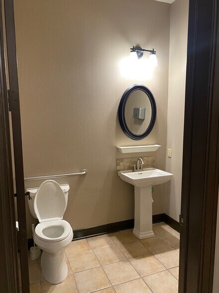 More Photos Of 15303 Huebner Rd, San Antonio Office For Lease