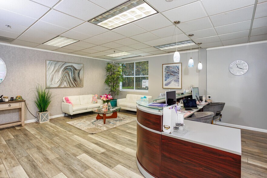 More Photos Of 14300 SE First St, Vancouver Office For Sale