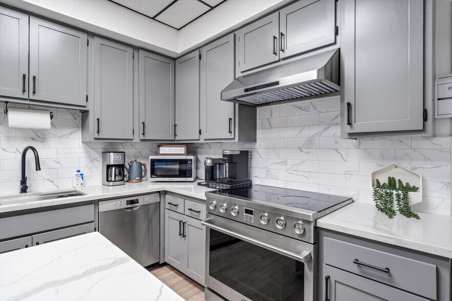 More Photos Of 6640 Redwood Dr, Rohnert Park Office For Sale
